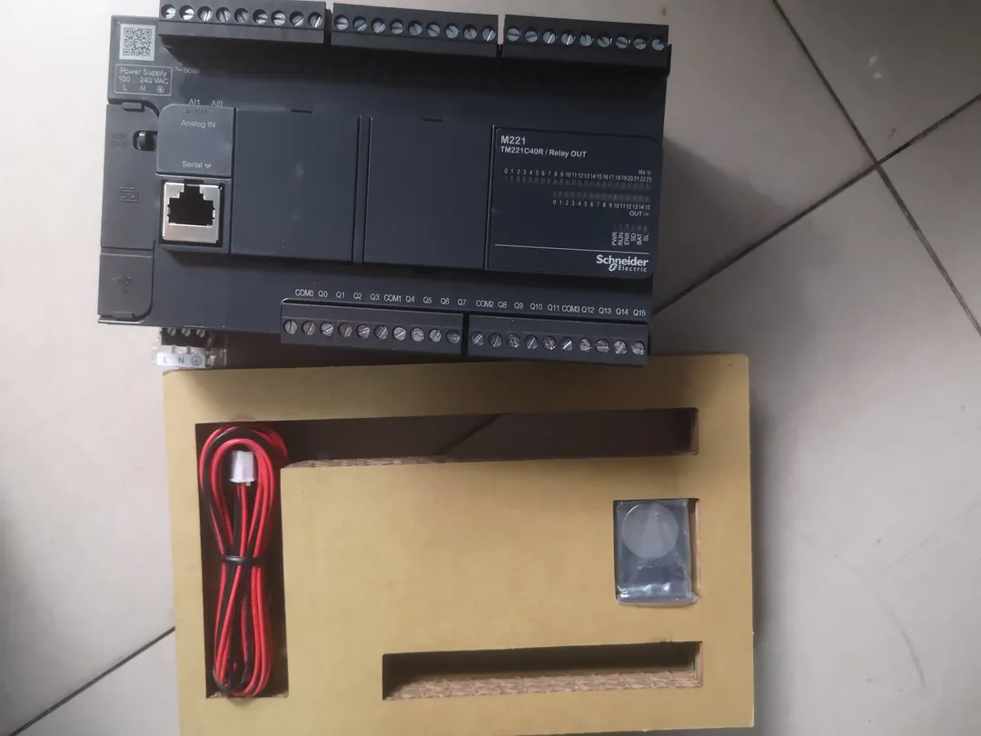 M221 PLC 40 I/O