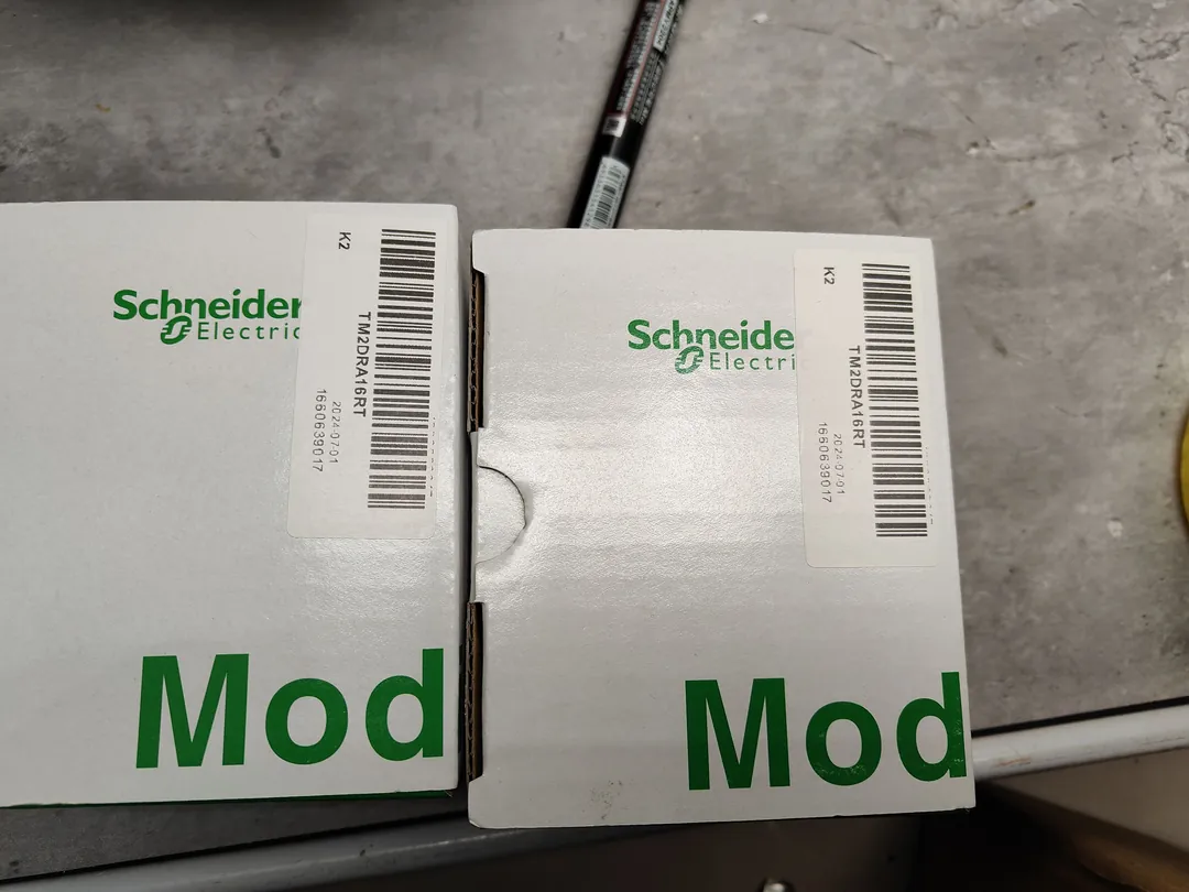 Relay output module (16)
